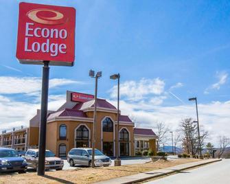 Econo Lodge - Hendersonville - Building
