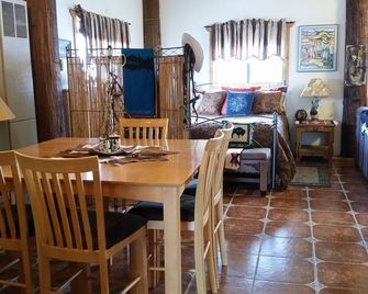 Charming 'Western' Guest House in the Placitas Foothills; Peaceful Yet Close - Placitas - Dining room