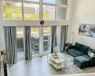 Beautiful Loft in Little Italy SD with Parking - סן דייגו - סלון