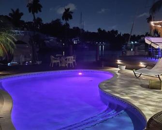 Modern Waterfront Masterpiece w/Pool - Boat avail.( for rent) - Fort Lauderdale - Piscina