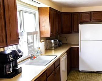 Mid-Century Modern Time Capsule Near Downtown! - Baker City - Kitchen