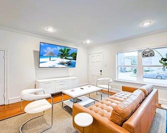 1709 Maryland 2 King Beds 1 Bath Bottom Apartment Duplex Pets Ok - Houston - Living room