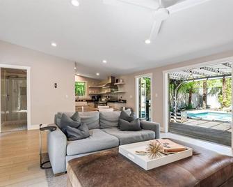 The River Oasis! Private Pool!! Hot Tub!! Sauna!! Fire Table!! Bbq! Fast Wifi!! Close To Town! - Guerneville - Living room