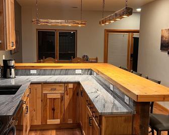 Unique private in town retreat. Hot tub, game room. Vail, Glenwood Springs - Gypsum - Cocina