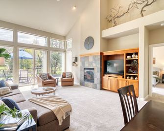 Babbling Brookside 1 1/2 block to Splash Park and Lakeside Pool, Sports center - Redmond - Living room