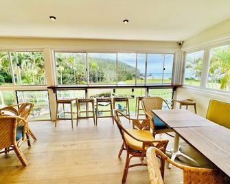 Seaheaven @ Aanuka Resort Spa Bure with Pool - Tennis - Walk to Beach - コフスハーバー - レストラン