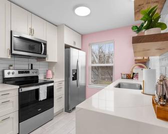 Modern Luxury Escape with Mini Golf + Game Room - Mission - Kitchen
