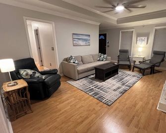 Turtle Lagoon--Peaceful 3br/2ba Home - Lexington - Вітальня