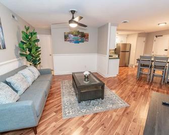 Beautiful Space all for you! - New Britain - Living room