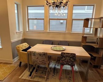 Spacious, bright & cozy Central Park 5 BR Home Away from Home near UC-Anschutz - Denver - Sala pranzo