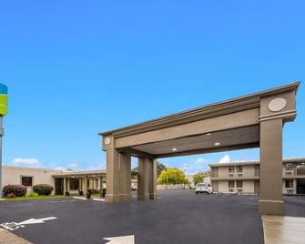 Cozy 1 - room hotel in charming Columbus and Ft. Moore with AC, WiFi - Columbus - Edifício
