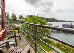 Island Village Properties at Fred Tibbs - Tofino - Balkon