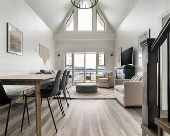 Lakeview Splendor- 7BR Penthouse Bliss Combo unit - Hope
