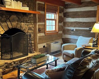 Little Creek Cabin, 2 bedrooms, 1.5 Baths (Sleeps 4) - Fleetwood - Living room