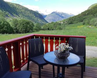 Eidsdal Camping og Feriehus - Eidsdal - Patio