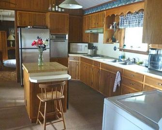 Maine Lake House 15 Feet from the water! - Machias - Cocina