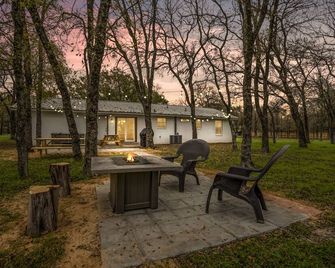 Serene Farmhouse at the Lake - Whitney - Patio