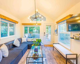 New Nestled Private Tiny Home Situated Near Onp - Port Angeles - Living room