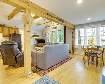 New London Cottage with Grill, Lake and Beach Access - New London - Living room