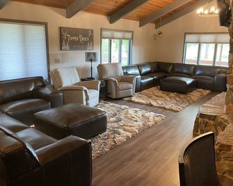 7 Bedroom Country Lodge Close to Town - Rooster Roost Ranch Lodge - Mitchell - Lounge