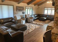 7 Bedroom Country Lodge Close to Town - Mitchell - Lounge