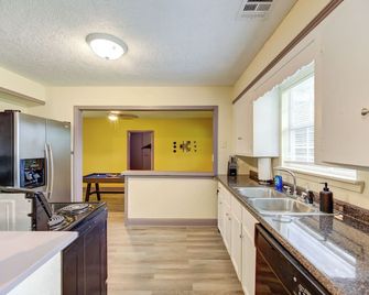 Indoor fireplace with patio and Pool Table - Beaumont - Cocina