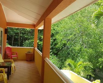 Linda Vista house: secluded and quiet getaway - Coxen Hole - Balcon