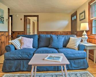 South Yarmouth Cottage ~ Half Mi to Beaches! - South Yarmouth - Living room