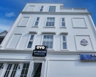 Hotel O Sky White House - Ludhiāna - Edificio
