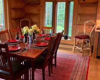 Fully furnished log home in one of northern Wisconsin's last wilderness areas - Mercer - Comedor