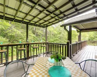 Hill Side Cosby Cozy Cove Cabin with Deck - Cosby - Balcony