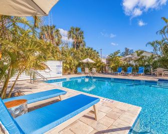 Tropical Coquina Cove Studio #2 Heated POOL and a 5 Min walk to Beach - Belleair Bluffs - Piscina