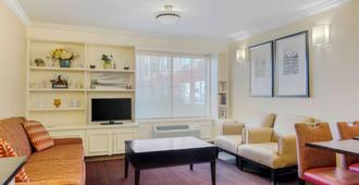 Extended Stay America Suites - Boston - Waltham - 52 4th Ave - Waltham - Living room