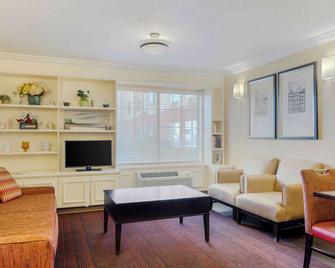 Extended Stay America Suites - Boston - Waltham - 52 4th Ave - Waltham - Living room