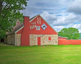 Holiday Island Family Home on 13th Green! - Eureka Springs