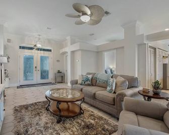 Great location! Near Spanish Springs, beautifully remodeled with private lanai. - Lady Lake - Living room