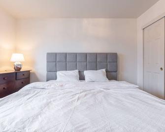 Spacious 2br House Historic Downtown Roseville - Roseville - Bedroom