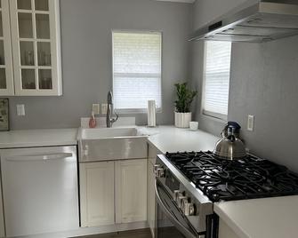 Eastside Costa Mesa house - Costa Mesa - Kitchen