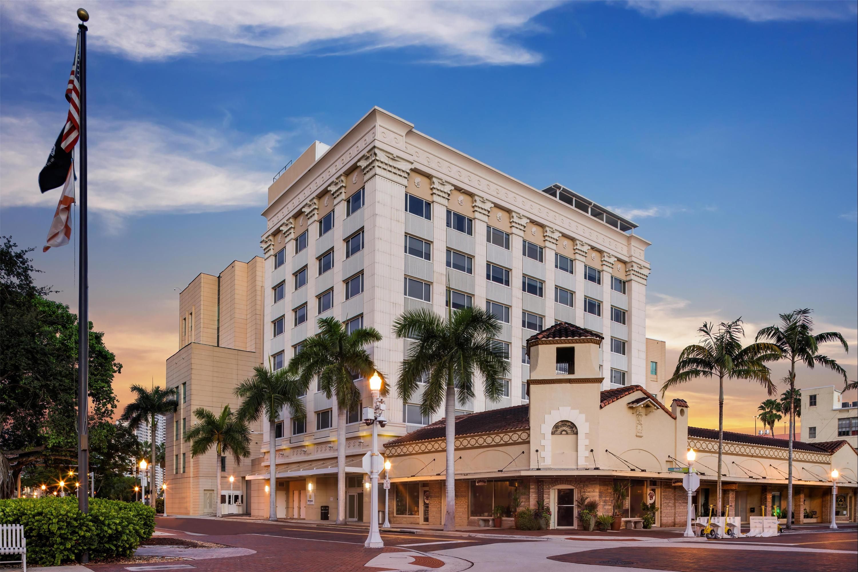 The Banyan Hotel Fort Myers, Tapestry Collection by Hilton - פורט מאיירס - בניין