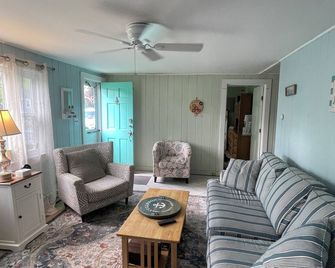 Cape Cod Beach Cottage, only 5 minute walk to Glendon beach & local restaurants - Dennis Port - Sala de estar