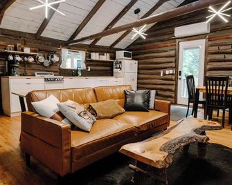 Remodeled Cook Forest Cabin - Clarington - Living room