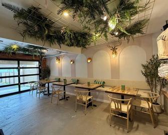 Pickleball Cafe & Micro Hotel - Ironton - Restaurante