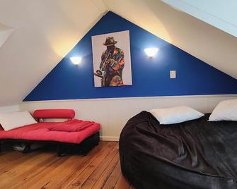 Charming 2-bedroom townhome with WiFi, AC in awesome Fells Point Baltimore - Baltimore - Bedroom