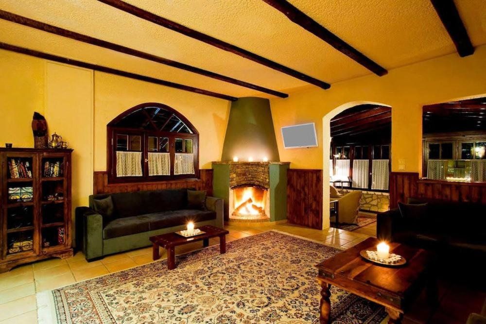 Fanaras Hotel - كالافريتا - غرفة معيشة