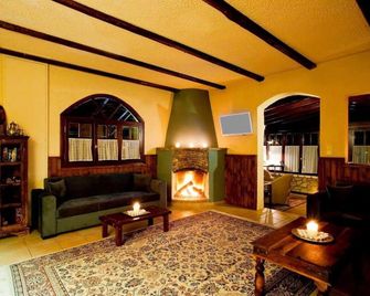 Fanaras Hotel - كالافريتا - غرفة معيشة