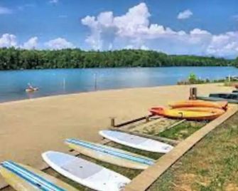 Woodsy cottage next to Lake James - Morganton - Strand
