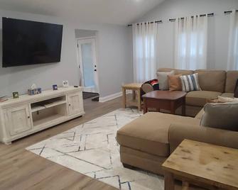 6 bedrooms! Pool Table, Gaming Area, Firepit & More - Joliet - Living room