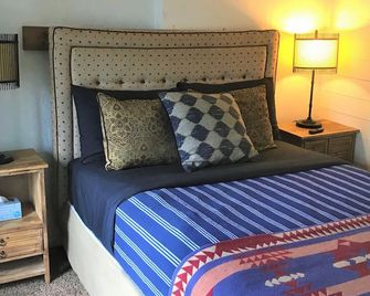 Location, Large Fenced Yard and a hot tub! - Crested Butte - Bedroom