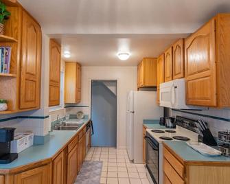 4 Bedroom 2 and a half bath that Sleeps 8 Near it all Ford Telegraph - Dearborn - Kitchen