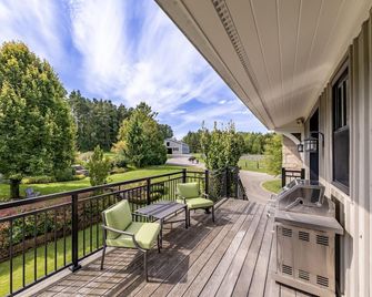 5 bed 6+ bath horse farm in King City - King City - Balcony